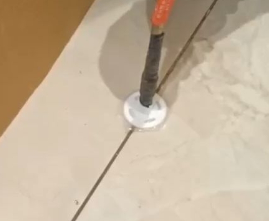 沁水瓷砖空鼓维修公司专业解答瓷砖在铺贴过程中，如果没有涂抹均匀到位的粘结材料（如水泥砂浆或瓷砖胶），可能会导致以下问题