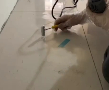 沁水瓷砖开裂维修公司专业分享瓷砖在铺贴前如果没有沥干水分，将会导致以下问题